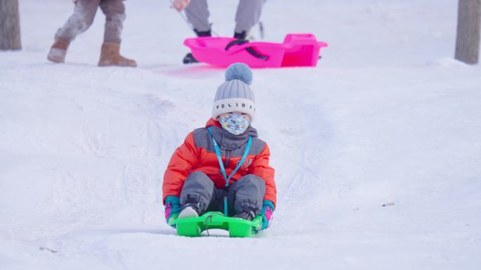 冬天小孩滑雪玩耍8K