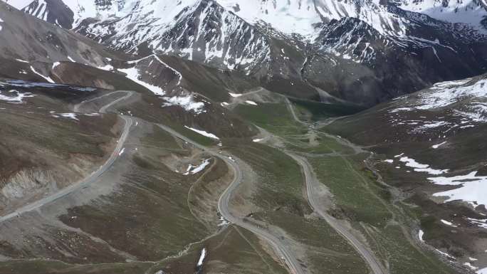 新疆尼勒克独库公路雪山下雪航拍