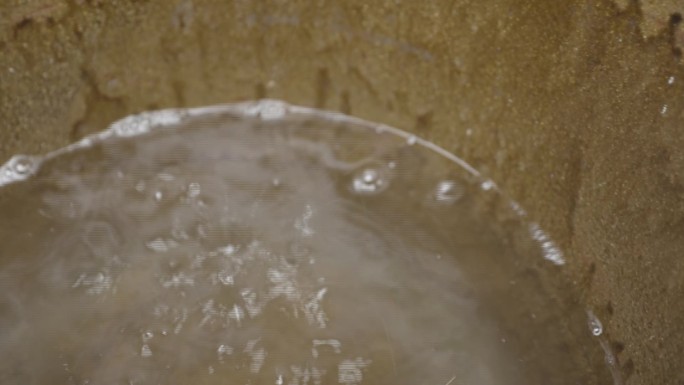 下雨屋檐滴水大缸空镜意境1080p