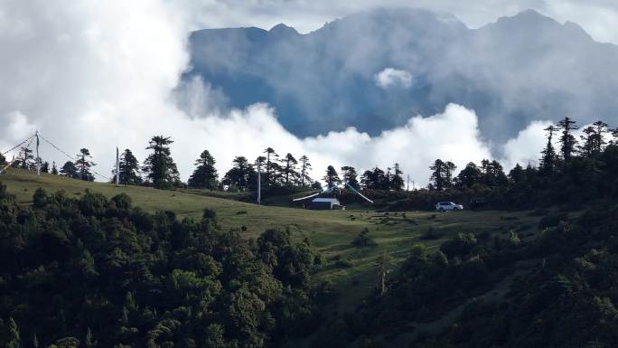 航拍西藏云南高山牧场云雾缭绕