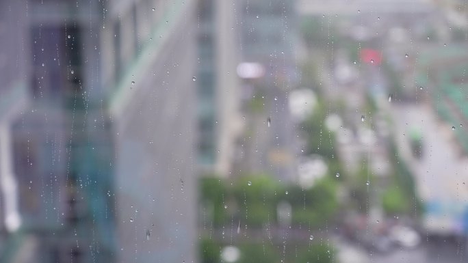 下雨天的窗外雨水拍打