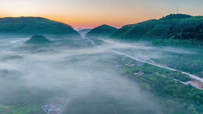 低空航拍乡村日出晨雾