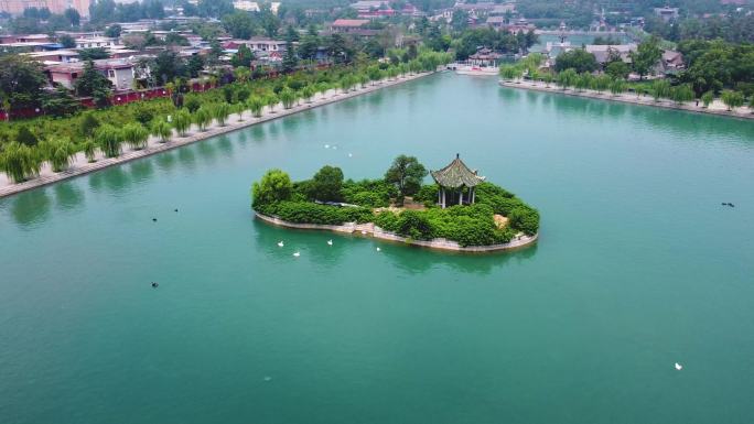 辉县2021年7月百泉湖景色 环绕湖心岛