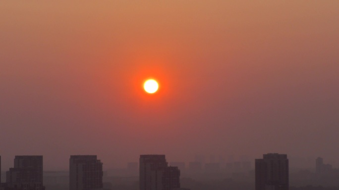 城市楼房城市日出清晨破晓城市雾霾早晨迷雾