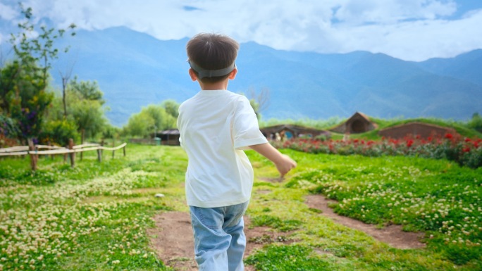 夏天孩子奔跑儿童草地奔跑小孩健康快乐成长