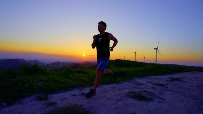 青年日落时分山顶奔跑健康运动锻炼身体追光