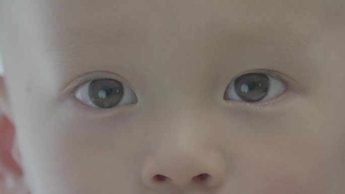 小孩的眼睛特写小孩双眼皮的眼睛漂亮的双瞳