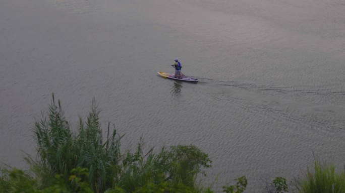 一个人划桨板