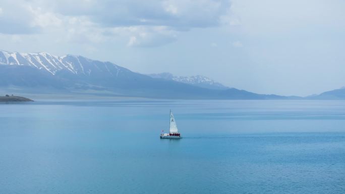 4K航拍新疆赛里木湖的行船在湖面上