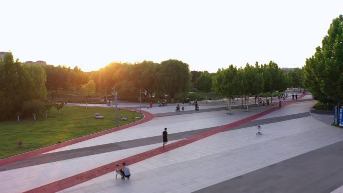 城市公园 孩子奔跑玩耍 公园学习 夕阳