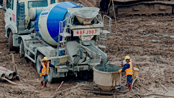 建筑工地视频-钢筋笼及钢管桩浇筑