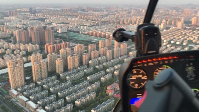 直升机视角俯瞰城市坐直升机飞行