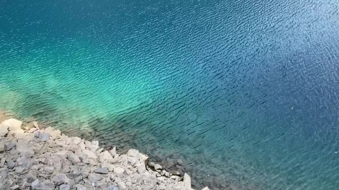 九寨沟风景区 五彩池 湖面微风吹拂