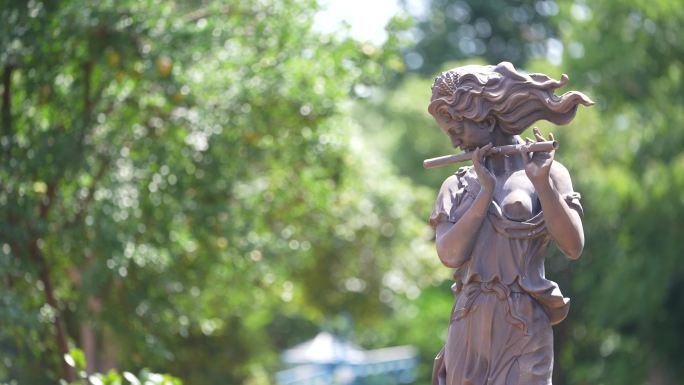 公园艺术文化角女孩吹笛子雕塑雕像实拍素材