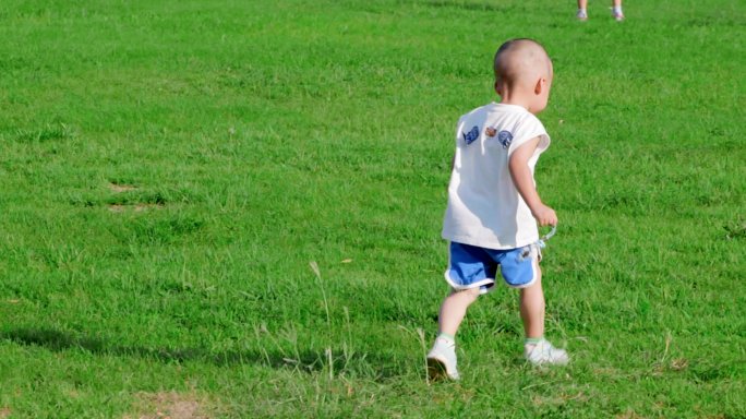 小孩在草地上奔跑玩耍升格素材4K