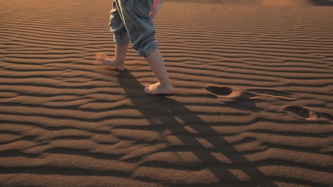 儿童在沙漠上行走