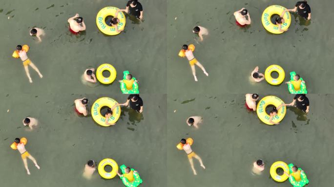 夏天暑假孩子学生野外山塘水库江河游泳玩水