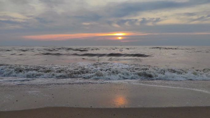 实拍海边落日夕阳