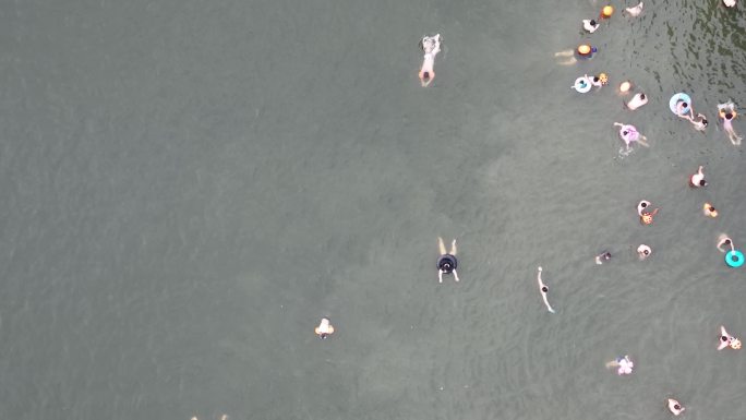 夏天暑假孩子学生在河里江里游泳玩水安全