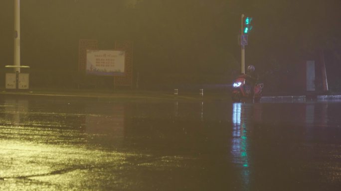 雨天外卖员骑车城市外卖奋斗雨天送餐员骑手