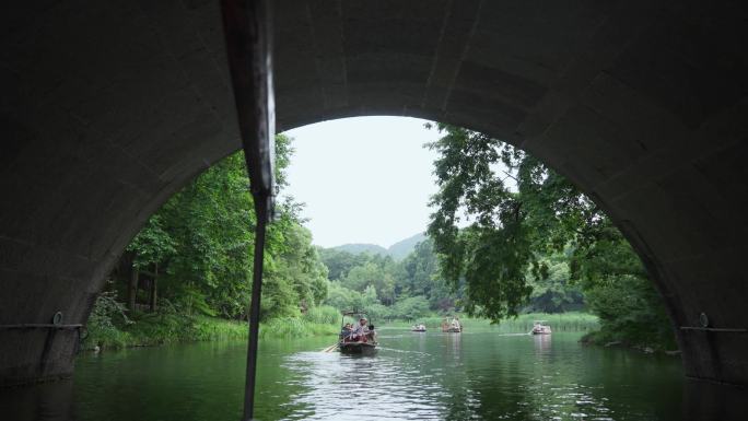 乘船在西湖上