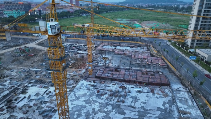 建筑工地夏天傍晚施工加班加点实拍原素材