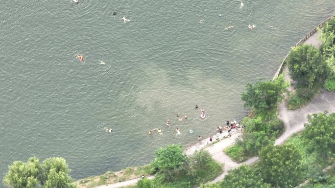 夏天暑假孩子学生大人江里河里游泳玩水安全
