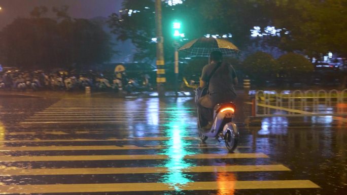 雨夜骑车的行人