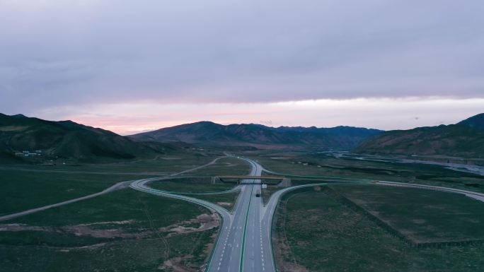 青海省果洛州玛沁县，傍晚的高速公路
