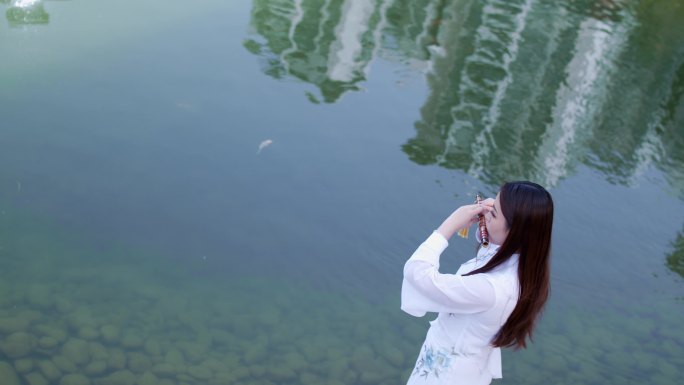 汉服中国风女孩湖面吹奏笛子唯美意境