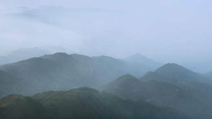 清晨高山云雾