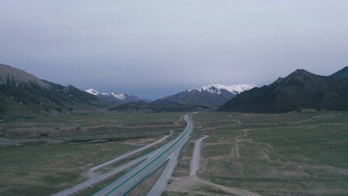 青海果洛藏族自治州阿尼玛卿雪山与公路