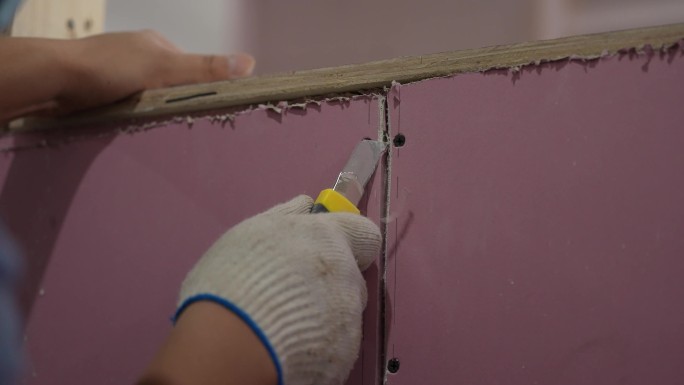 刮墙 挂墙皮 粉色墙面 施工 特写