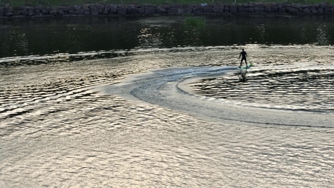 一个人在水上玩冲浪电动摩托实拍原素材