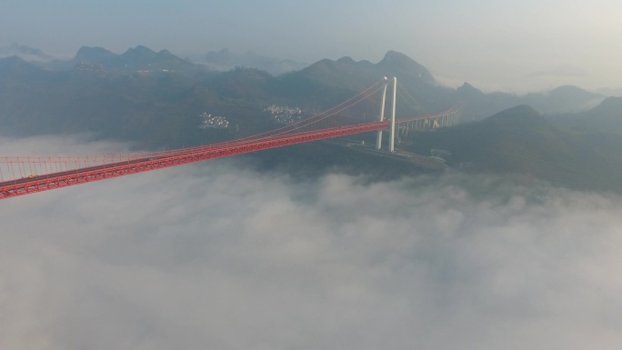 云海中的贵州安顺坝陵河大桥