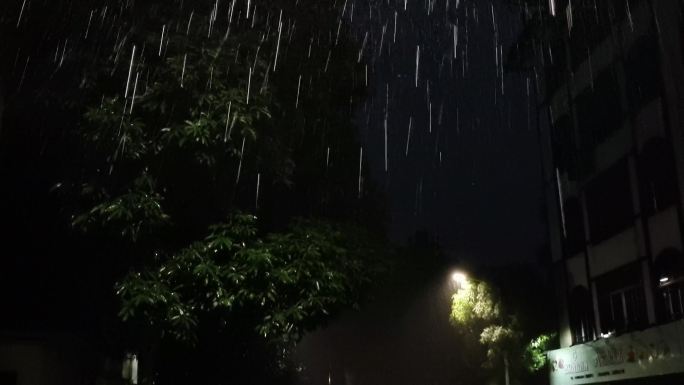 雨夜 雨点 深夜下雨 黑夜雨声 地面雨滴