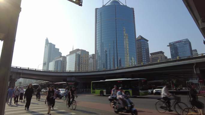 北京城市早晨高架桥骑行上班堵车高温炎热