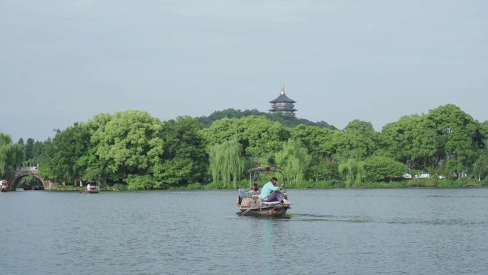 乘船在西湖上