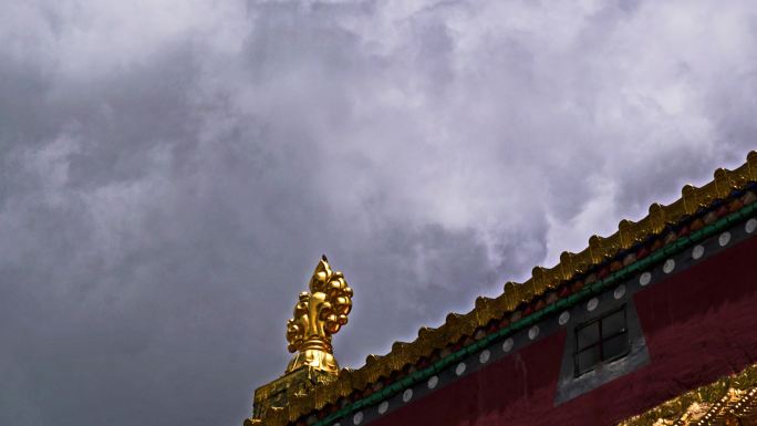 寺院金色装饰云延迟