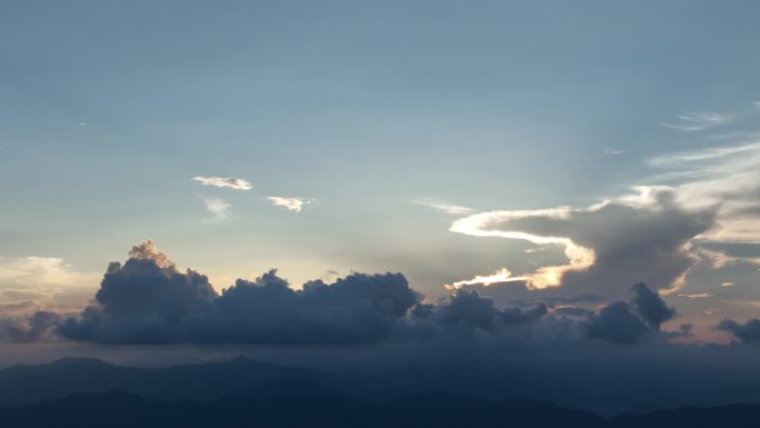 航拍夏天高温傍晚夕阳落日云层光束延时