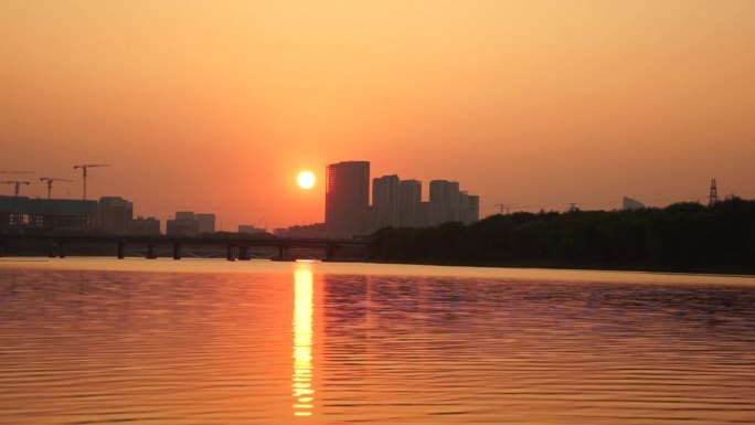 河边落日夕阳逆光黄昏河水写意河流水天一色