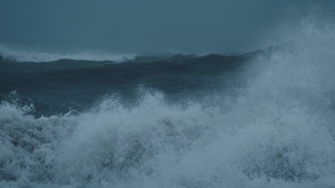 海浪拍打礁石-高速摄影