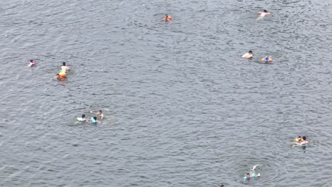 夏天暑假孩子学生在江里河里水库游泳玩水