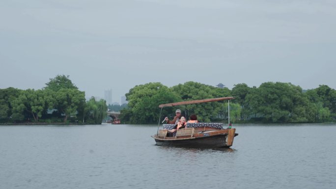 乘船在西湖上