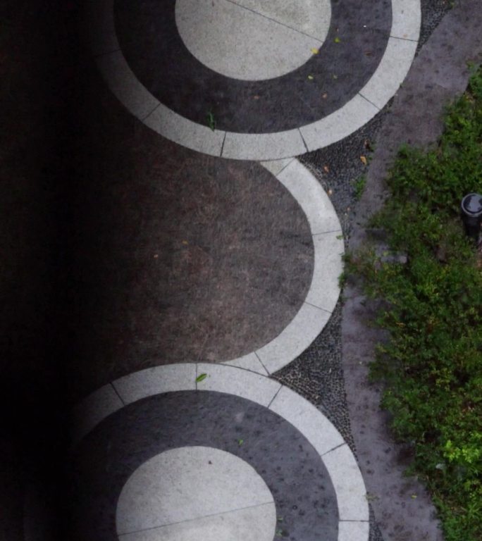 风雨中的庭院地面，雨打在地上