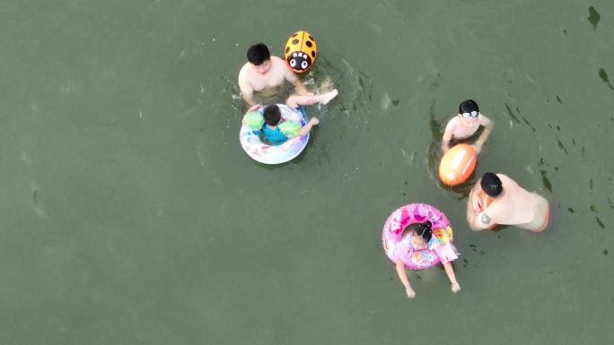 夏天暑假孩子学生大人野外水库山塘游泳玩水