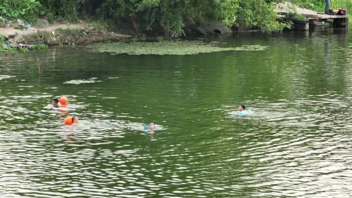 夏天暑假孩子学生大人河里江里水库游泳玩水
