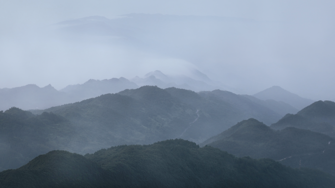 清晨群山云雾缭绕