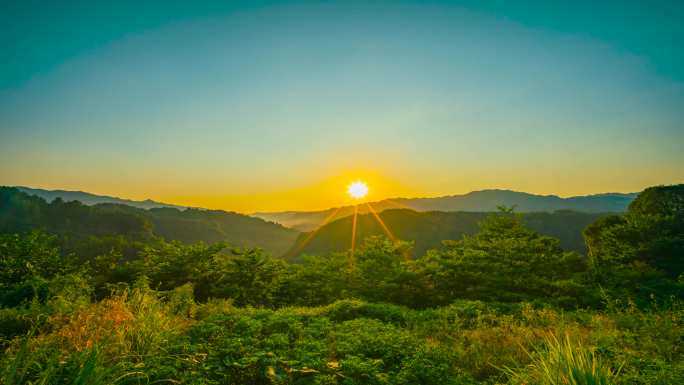 8k大山日出太阳缓缓升起