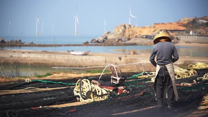 渔民织补渔网